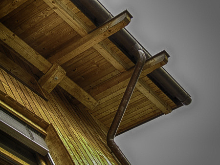 hisa z mostom napusc