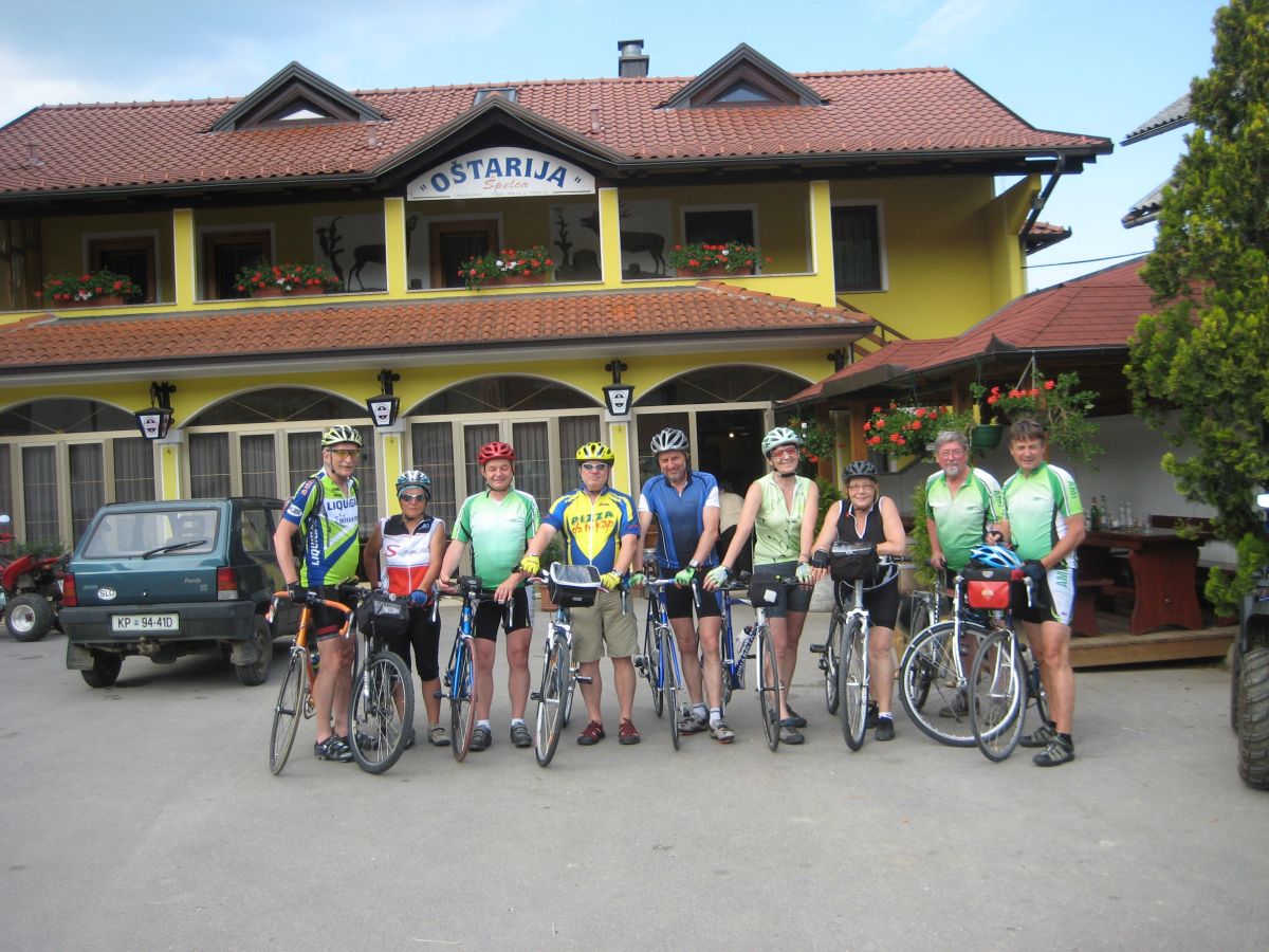 Pred oštarijo Špelca