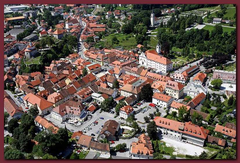 �tiri kamni�ke cerkve