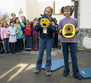 Le kaj pomenita ta dva znaka?