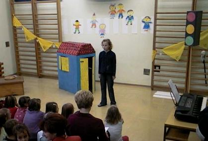 Preselili smo se v �olske prostore. Za�ela se je gledali�ka predstava.