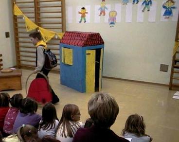 Andra� s svojim rde�im avtom.