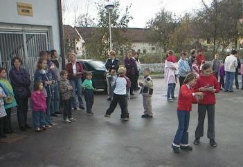 Obiskovalci �akajo na za�etek predstavitve projekta Semafor.