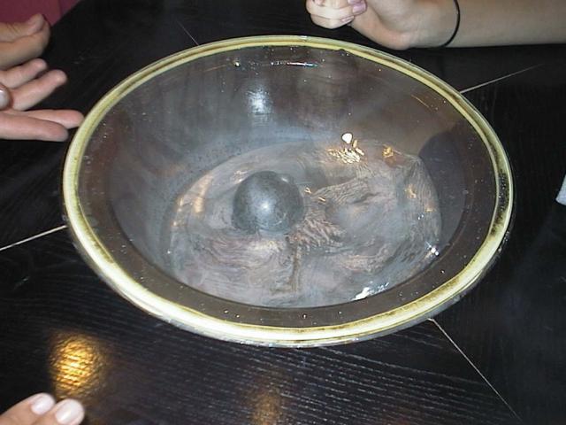 elezna krogla plava v ivem srebru.