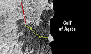 soteska Wadi Watir se konča na obali Rdečega morja (satelitski posnetek)
