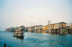 Jezero Inle: naselje lesenih stanovanjskih hi� na kolih