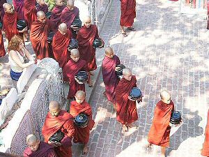 Novici-pripravniki za menihe pred obedom