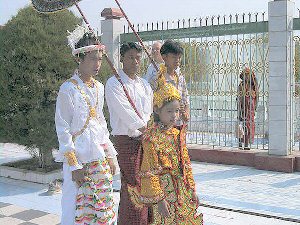 Mandalay: z novinko gredo v procesiji najprej fantje