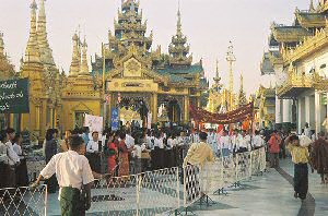 Yangon: Slavnostni sprevod ob dnevu darovanja na plo��adi pagode Shwedagon