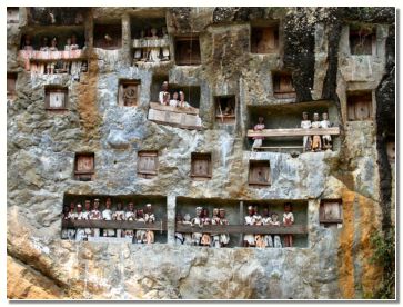 V skalo vklesane grobnice-Lemo, z lutkami umrlih Tau -Tau