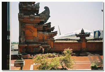 Hindujski slog na Baliju. V ozadju letali��e.