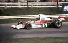 https://upload.wikimedia.org/wikipedia/commons/thumb/8/8c/Emerson_Fittipaldi_McLaren_M23_1974_Britain.jpg/350px-Emerson_Fittipaldi_McLaren_M23_1974_Britain.jpg