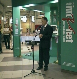 minister-m.JPG (60127 bytes)