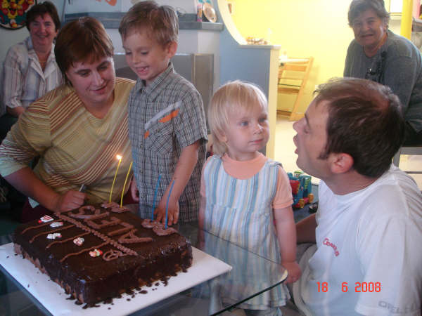 izalex.jpg (42051 bytes)