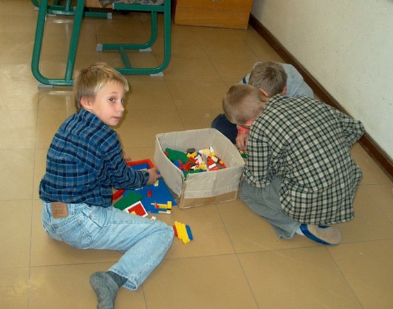 lego.jpg (66060 bytes)