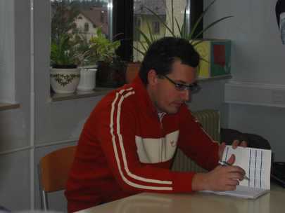 novinar Grega se pripravlja na intervju