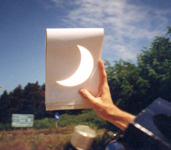 Projekcija mrka iz teleskopa na papir