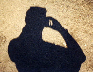 Nenavadne sence med delnim mrkom. Opazna je velika razlika v ostrinah (recimo vrat in rama).