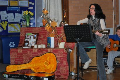 Ravnateljiva šole s kitaro