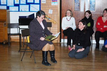 Uiteljiva Jana pri branju pravljive v slovenšini