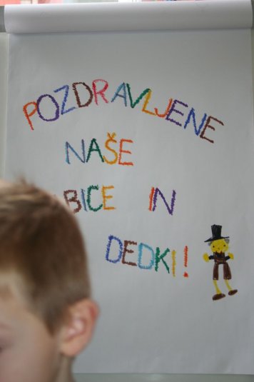 Dedki in babice na obisku v 1.a