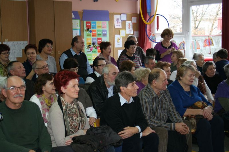 Dedki in babice na obisku v 1.a