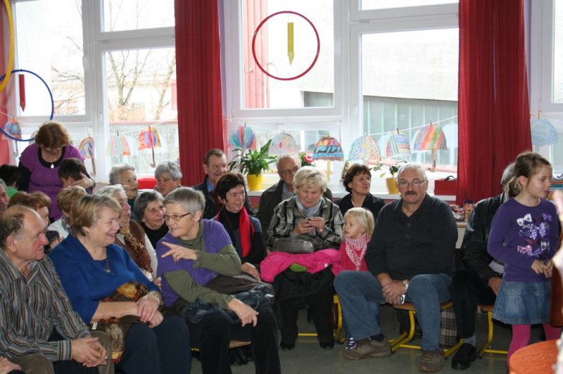 Dedki in babice na obisku v 1.a