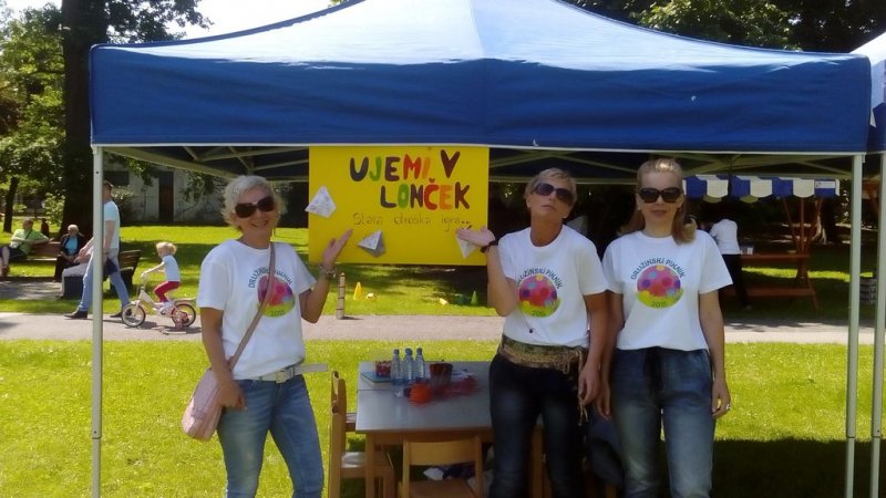 Družinski piknik v mestnem parku