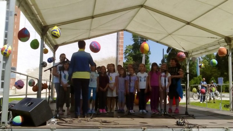 Družinski piknik v mestnem parku
