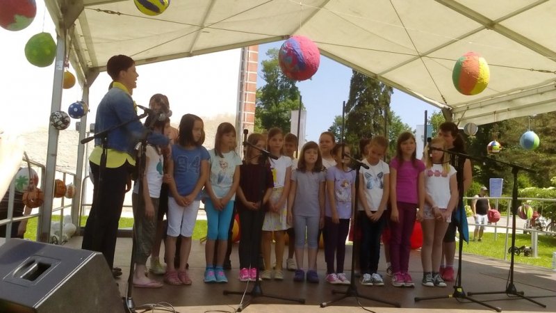 Družinski piknik v mestnem parku