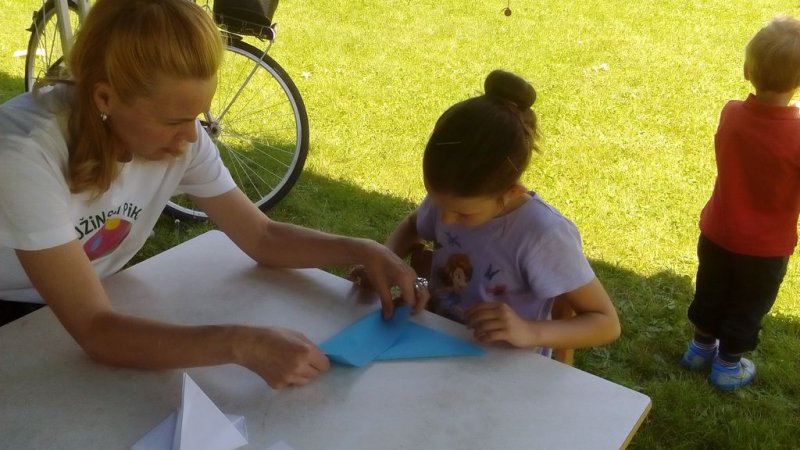 Družinski piknik v mestnem parku