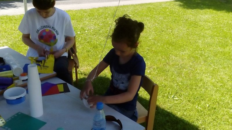 Družinski piknik v mestnem parku