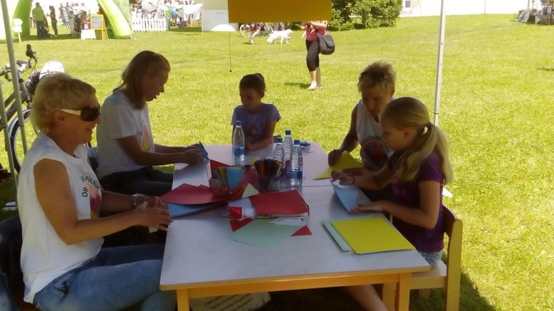 Družinski piknik v mestnem parku