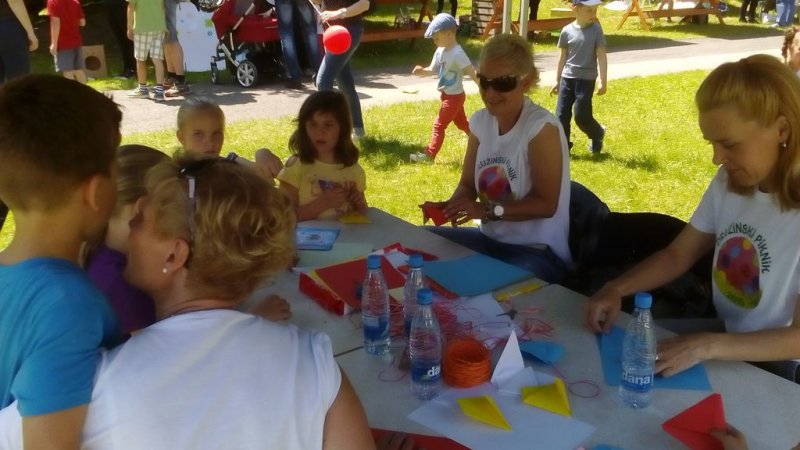 Družinski piknik v mestnem parku