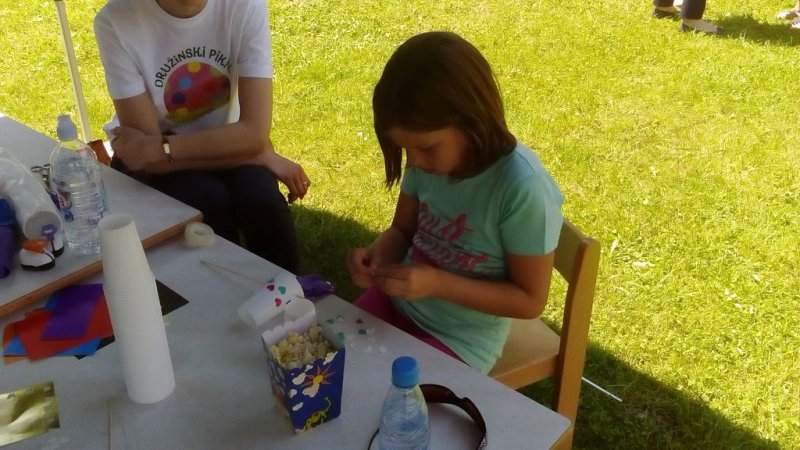 Družinski piknik v mestnem parku