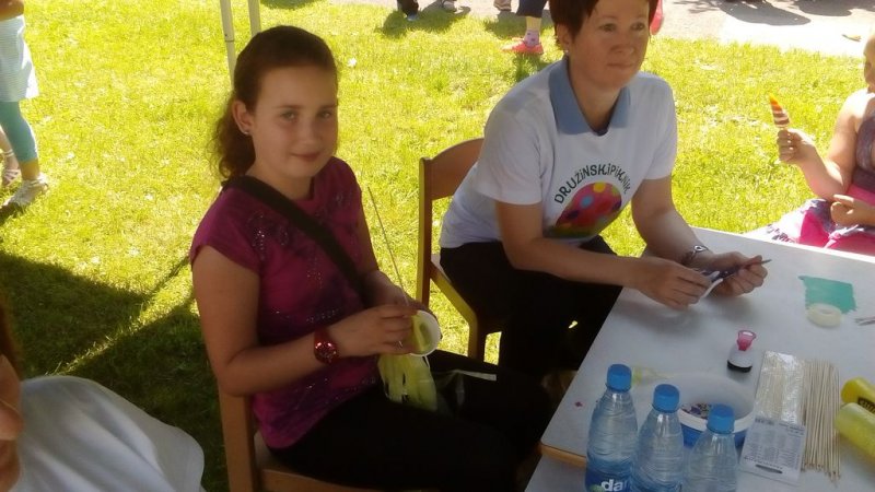 Družinski piknik v mestnem parku