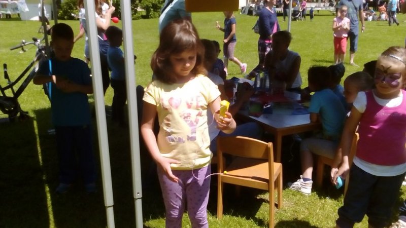 Družinski piknik v mestnem parku