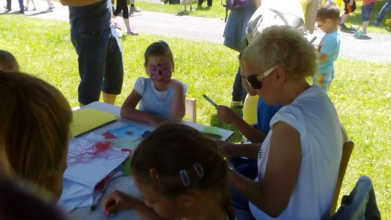 Družinski piknik v mestnem parku