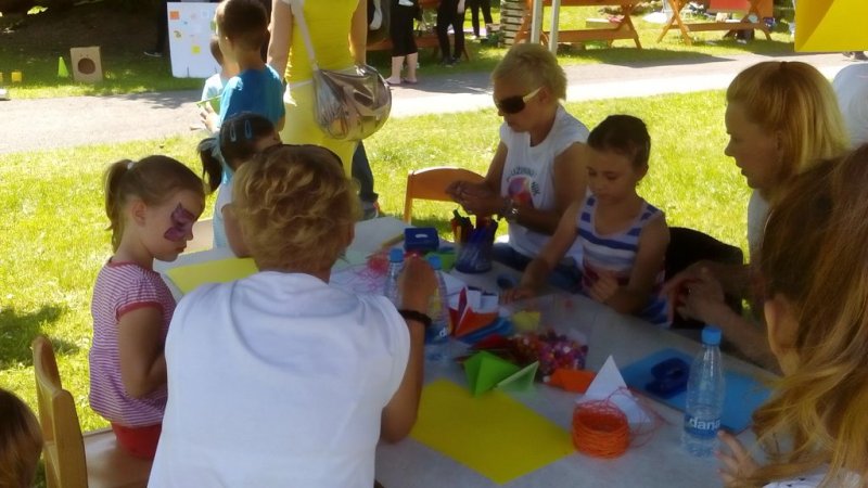 Družinski piknik v mestnem parku