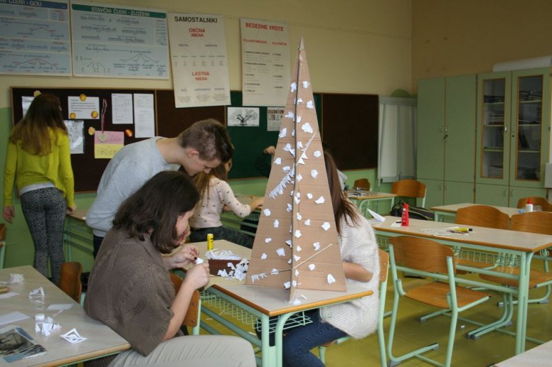 Novoletna okrasitev šole