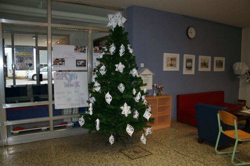 Novoletna okrasitev šole