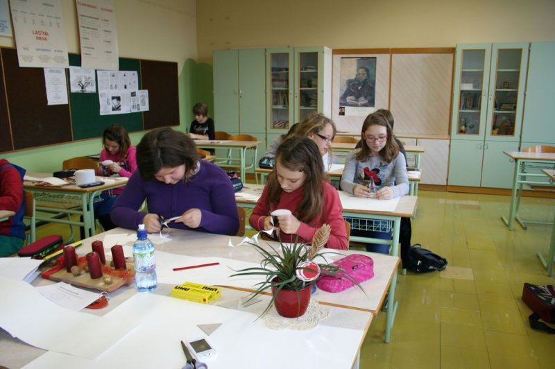 Prednovoletna okrasitev šole