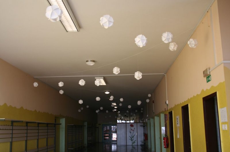 Prednovoletna okrasitev šole