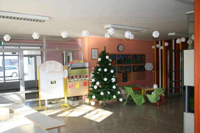 Prednovoletna okrasitev šole