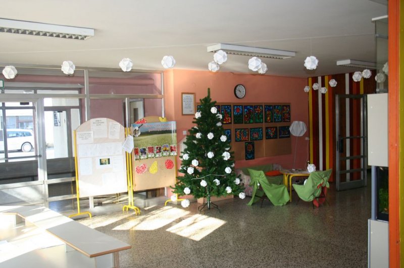 Prednovoletna okrasitev šole