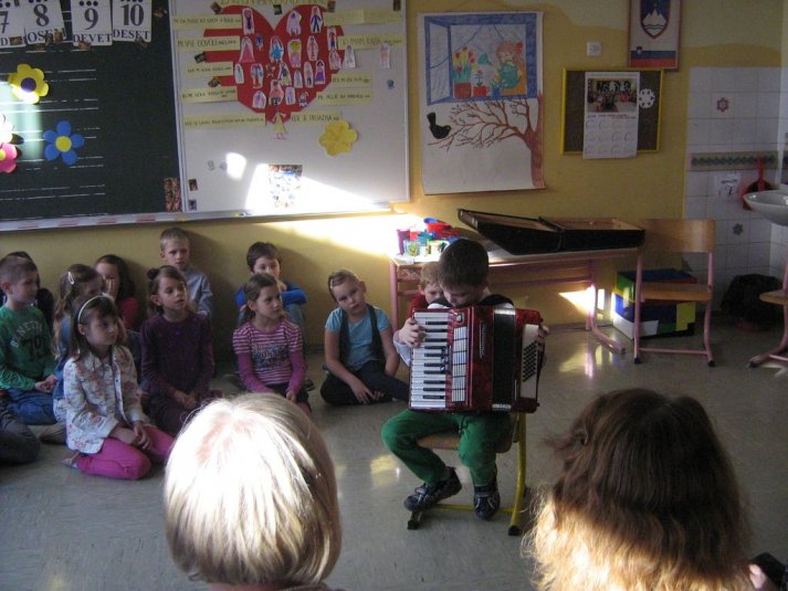 Proslava ob materinskem dnevu v 1.b