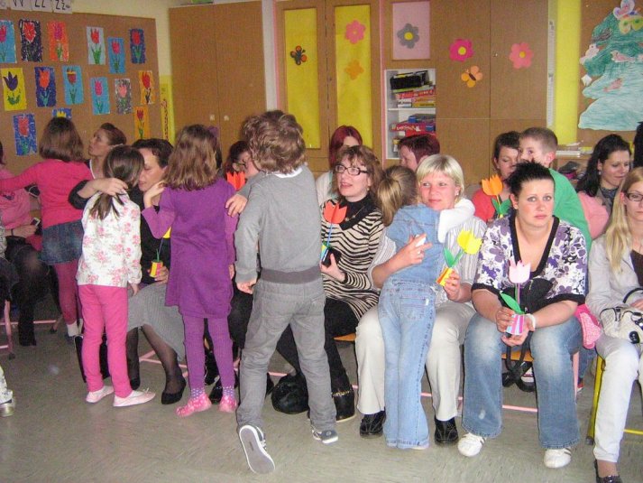 Proslava ob materinskem dnevu v 1.b