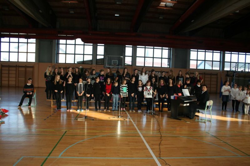 Šolska prireditev v počastitev praznikov