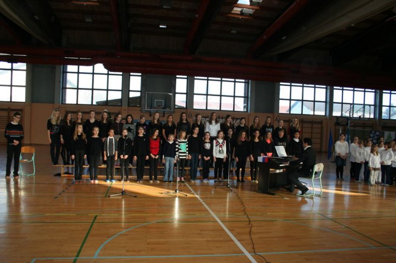 Šolska prireditev v počastitev praznikov