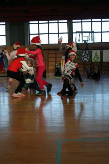 Šolska prireditev v počastitev praznikov